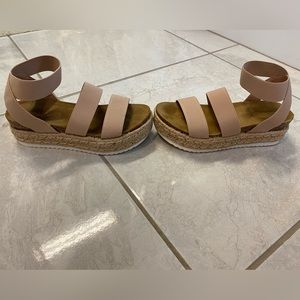 Steve Madden platform espadrilles. Fits like a size 6.Very comfortable.Worn once